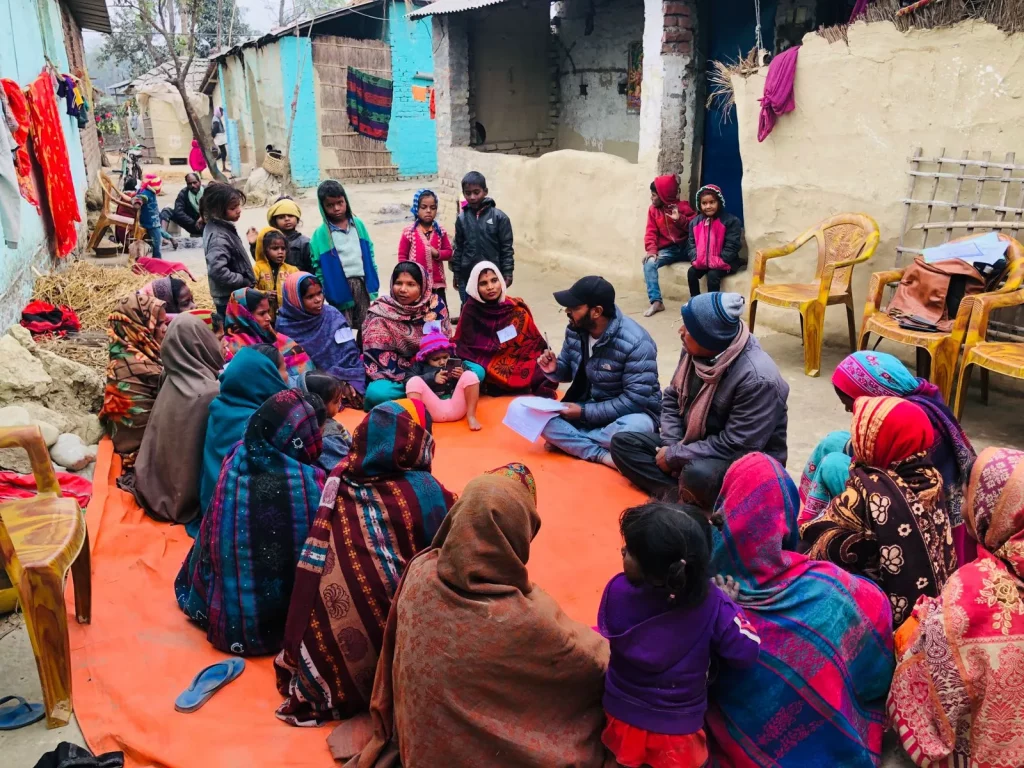 Lalbabu Ram Mahara dans un village du district Rautahat entrain de faire de l'éduction de vote au près de la communauté Dalit. Credits by @Lalbabu Ram Mahara