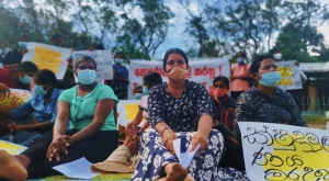 Le « Collectif des femmes victimes des dettes de la microfinance » lors de leur manifestation non violente de 55 jours à Hingurakgoda, Sri Lanka. Crédit : Ishara Danasekara via fondation Karibu